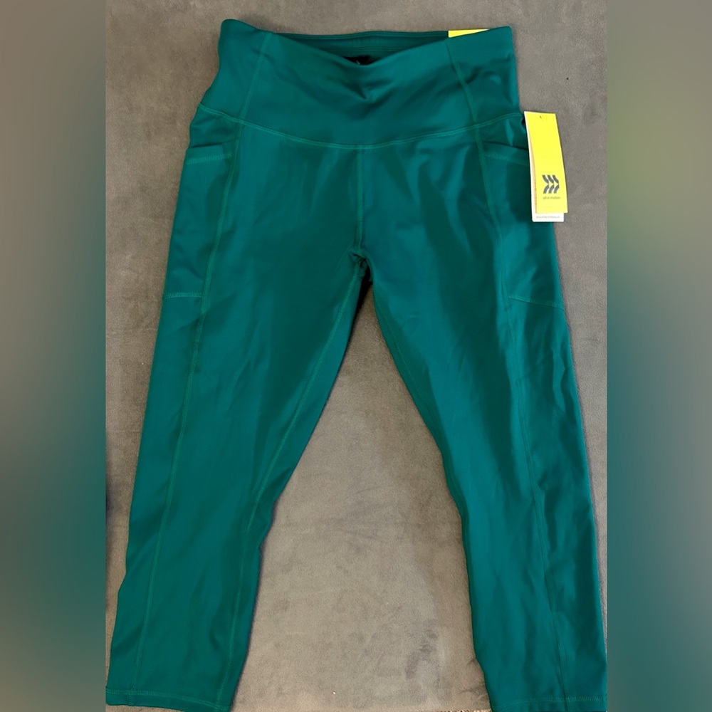 All in motion woman workout capris.
Never worn
Originally $30